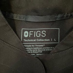 FIGS oversized scrub top (L)